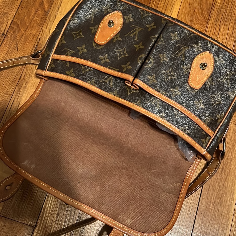 AUTHENTICATED Louis Vuitton Crossbody Bag Purse - Picture 11 of 17